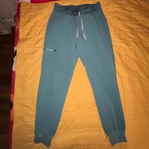 FIGS Women’s Zamora Scrub Pants, XS Petite in Hydrogreen.*LIMITED EDITION COLOR*